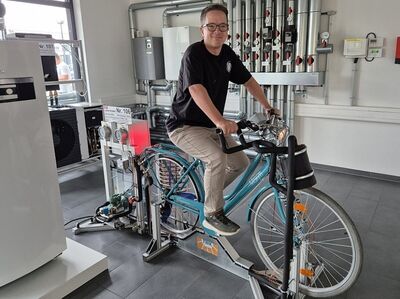 Teilnehmer auf dem Kälte- und Wärmepumpenfahrrad