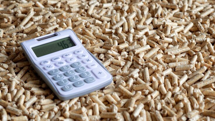 Holzbrennstoff Pellets und ein Taschenrechner