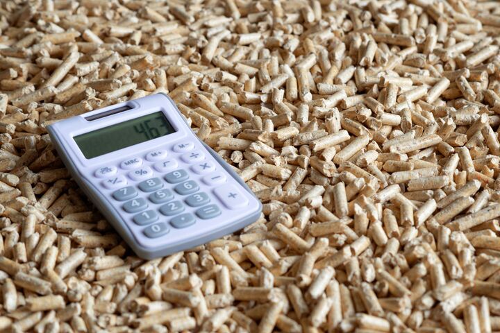 Holzbrennstoff Pellets und ein Taschenrechner
