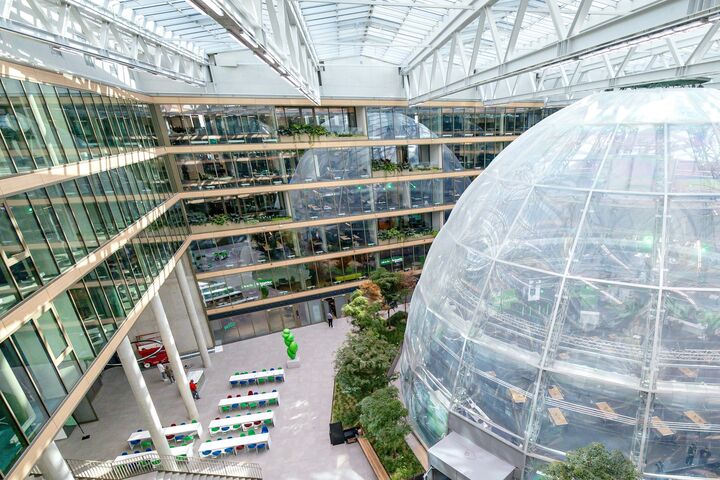 Blick ins Innere des EUREF-Campus Düsseldorf, Deutschland-Hauptsitz von Schneider Electric