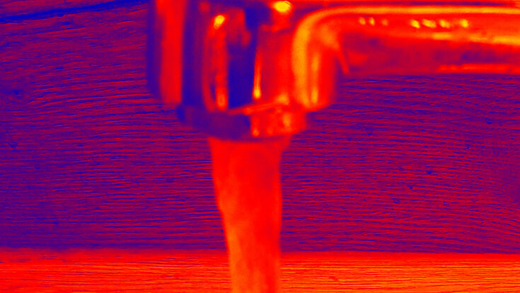 Wasser, das aus einer Armatur läuft, Bild eingefärbt