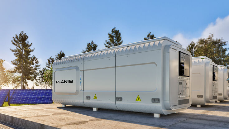 Resilienz-Konzept aus Battery Energy Storage Systems (BESS), Wasserstoff und KI; Photovoltaik, Batteriespeicher und Wasserstoff-Elektrolyseur in einem System vereint