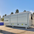 Resilienz-Konzept aus Battery Energy Storage Systems (BESS), Wasserstoff und KI; Photovoltaik, Batteriespeicher und Wasserstoff-Elektrolyseur in einem System vereint