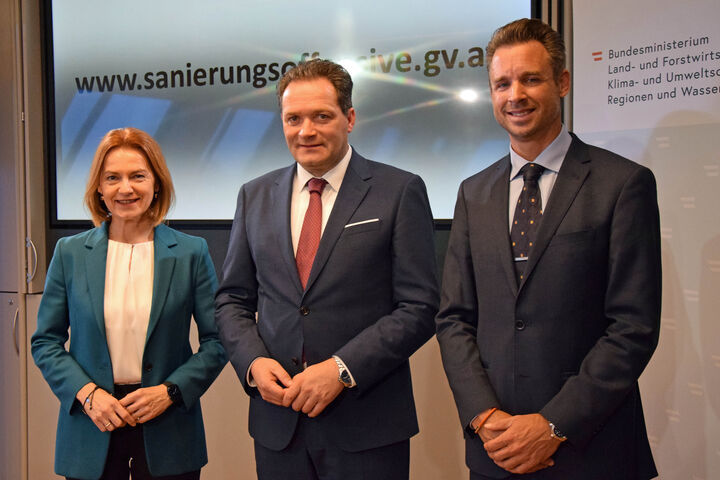 Simone Schmiedtbauer, Umwelt- und Klimaminister Norbert Totschnig, und Andreas Vidic präsentierten die österreichische Sanierungsoffensive Neu
