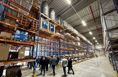 Gäste erkunden die neuen Logistik-Flächen bei Steiner Haustechnik in Bergheim