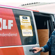 Servicemann von WOLF vor einem Kundendienst-Fahrzeug