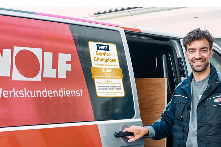 Servicemann von WOLF vor einem Kundendienst-Fahrzeug