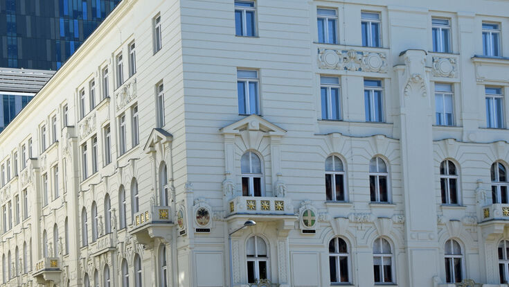 altes Gebäude mit Wohnungen und Büros in Wien