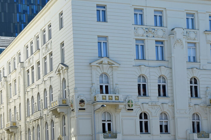altes Gebäude mit Wohnungen und Büros in Wien