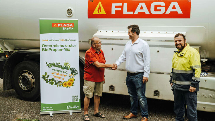 Kunde und Energielieferant vor einem Flüssiggastank in Oberösterreich, der erstmals in Österreich mit Bio-Propan befüllt wurde