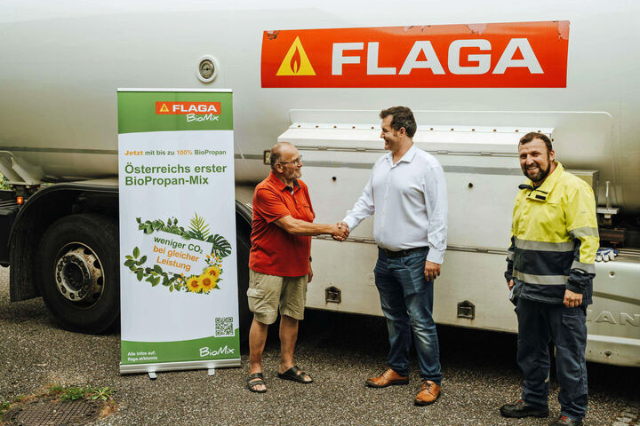 Kunde und Energielieferant vor einem Flüssiggastank in Oberösterreich, der erstmals in Österreich mit Bio-Propan befüllt wurde