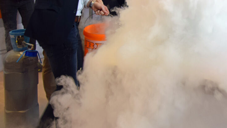 Vorführung mit Trockeneis bei der Austrian Air & Cooling Innovention der HLK und des ÖGKT 2023 in Wien