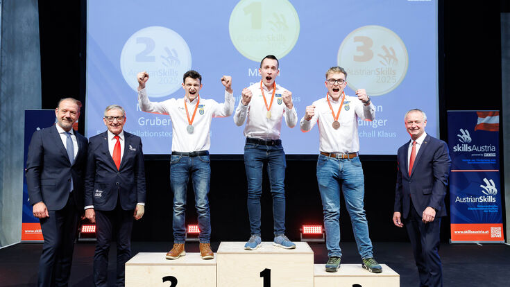 Staatsmeister 2025 Sanitär- und Heizungstechnik, von links, Andreas Herz (WKÖ-Vizepräsident), Josef Herk (Präsident der WK Stmk.), 2. Platzierter Michael Gruber, 1. Platzierter Marcel Riener, 3. Platzierter Julian Edinger und Manfred Denk Bundesspartenobmann
