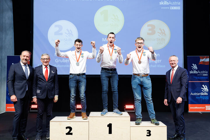 Staatsmeister 2025 Sanitär- und Heizungstechnik, von links, Andreas Herz (WKÖ-Vizepräsident), Josef Herk (Präsident der WK Stmk.), 2. Platzierter Michael Gruber, 1. Platzierter Marcel Riener, 3. Platzierter Julian Edinger und Manfred Denk Bundesspartenobmann