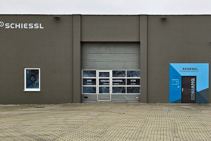 Frontansicht der neuen Filiale von Schiessl in St. Pölten