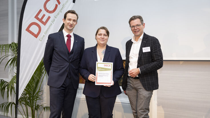 Doris Hofbauer (Takeda) und Johannes Riedl (AIT) nehmen den DECA Preis von Josef  Wolfbeißer entgegen