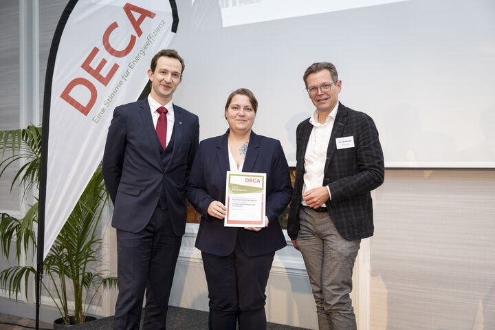 Doris Hofbauer (Takeda) und Johannes Riedl (AIT) nehmen den DECA Preis von Josef  Wolfbeißer entgegen