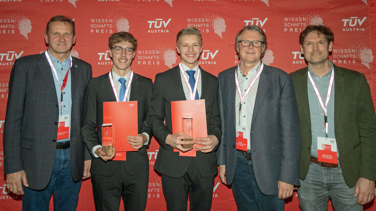 Timon Germin und Timo Perzi, Siegerteam aus Hollabrunn, mit HTL-Abteilungsvorstand Wilfried Trollmann, HTL-Hollabrunn Direktor Wolfgang Bodei und Diplomarbeitsbetreuer Michael Wihsböck