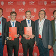 Timon Germin und Timo Perzi, Siegerteam aus Hollabrunn, mit HTL-Abteilungsvorstand Wilfried Trollmann, HTL-Hollabrunn Direktor Wolfgang Bodei und Diplomarbeitsbetreuer Michael Wihsböck
