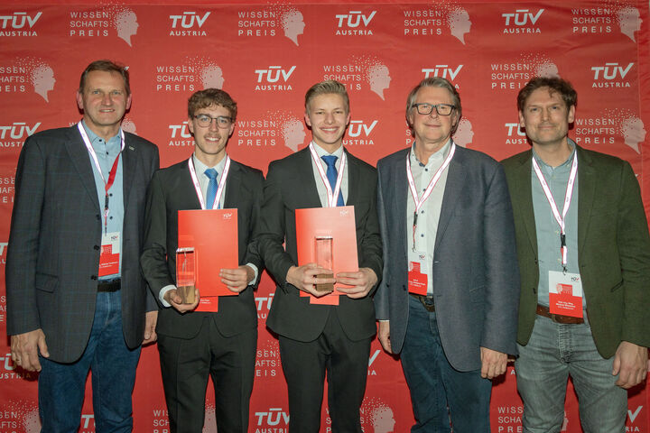 Timon Germin und Timo Perzi, Siegerteam aus Hollabrunn, mit HTL-Abteilungsvorstand Wilfried Trollmann, HTL-Hollabrunn Direktor Wolfgang Bodei und Diplomarbeitsbetreuer Michael Wihsböck