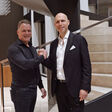 Frans van der Kolk, CEO der VDK Groep (li.), und Maurice Frhr. von Dalwigk (re.), CEO der Builtech Group.