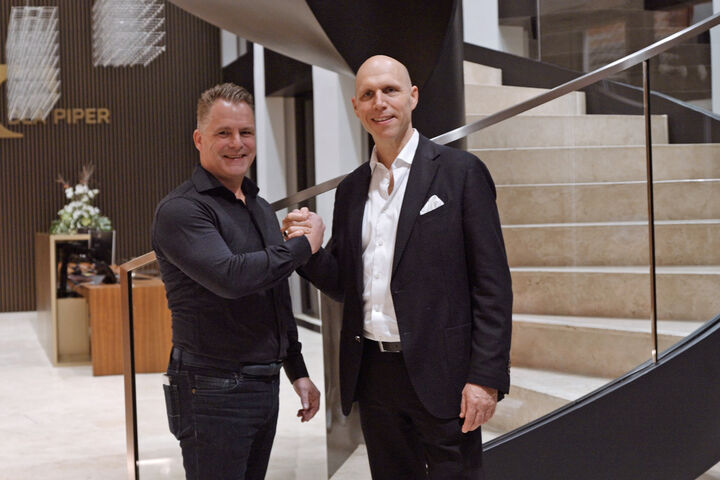 Frans van der Kolk, CEO der VDK Groep (li.), und Maurice Frhr. von Dalwigk (re.), CEO der Builtech Group.
