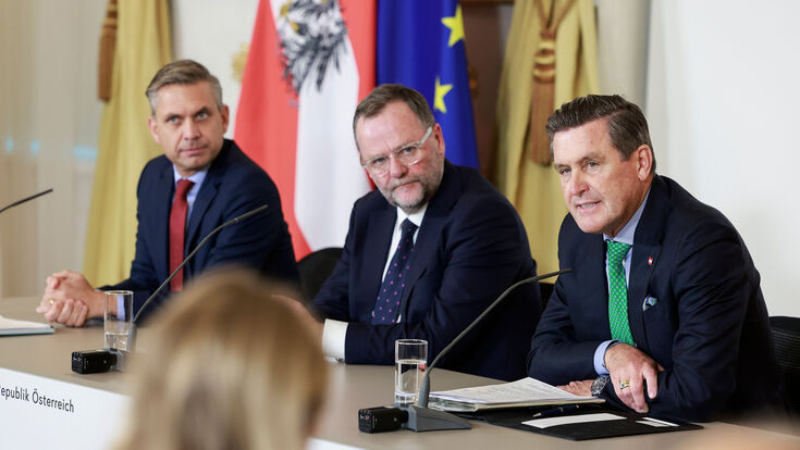 Am 3. Dezember 2025 nahmen Bundesminister Wolfgang Hattmannsdorfer (l.), Staatssekretär Sepp Schellhorn (m.) und Bundesminister Peter Hanke (r.) am Pressefoyer nach dem Ministerrat teil.