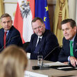 Am 3. Dezember 2025 nahmen Bundesminister Wolfgang Hattmannsdorfer (l.), Staatssekretär Sepp Schellhorn (m.) und Bundesminister Peter Hanke (r.) am Pressefoyer nach dem Ministerrat teil.