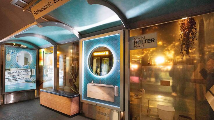 Straßenbahn-Haltestelle am Wiener Ring mit HOLTER Bad und Markenhinweis, gewista,