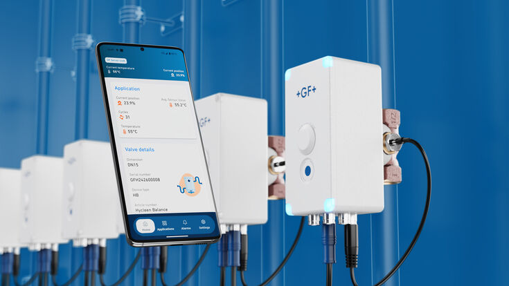 neue Hycleen-Balance-Ventile von GF Building Flow Solutions mit Smartphone, über das die Steuerung erfolgen kann