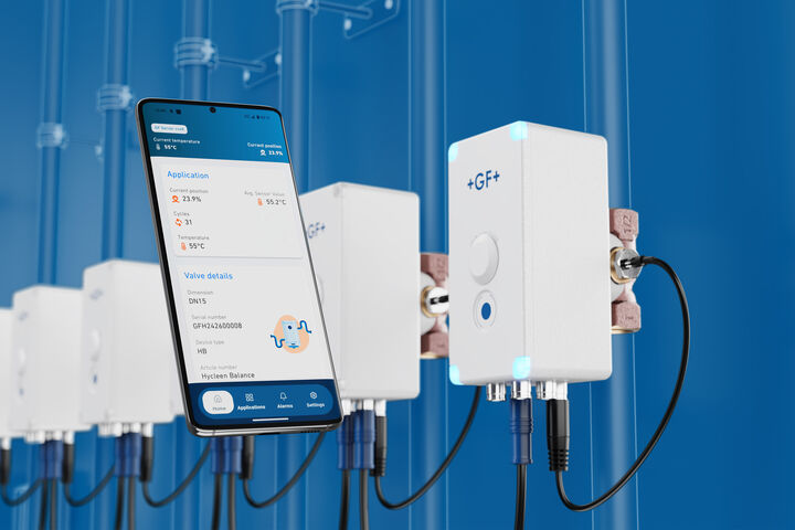 neue Hycleen-Balance-Ventile von GF Building Flow Solutions mit Smartphone, über das die Steuerung erfolgen kann