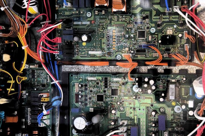 Platine mit Elektronik-Komponenten für eine Steuerung