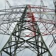 Blick von unten auf einen Strommast mit 380 kV Übertragungsspannung