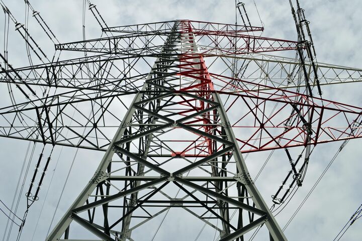 Blick von unten auf einen Strommast mit 380 kV Übertragungsspannung