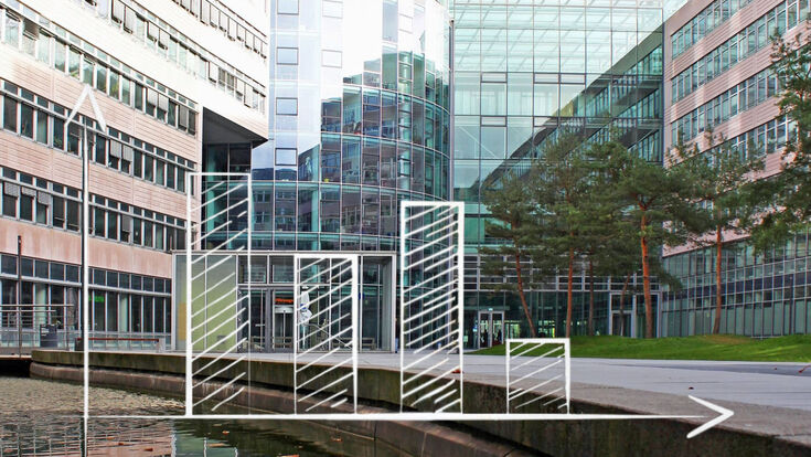 Glasfront eines Bürogebäudes und Skizze