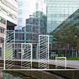 Glasfront eines Bürogebäudes und Skizze
