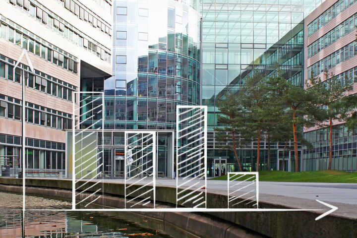 Glasfront eines Bürogebäudes und Skizze