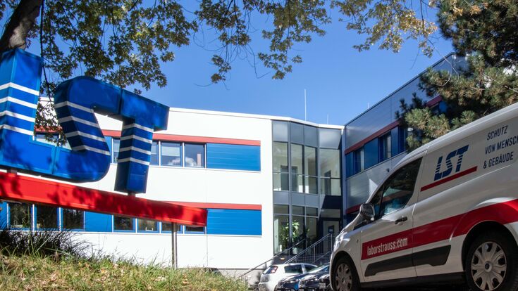 LST-Gebäude und Service-Fahrzeug