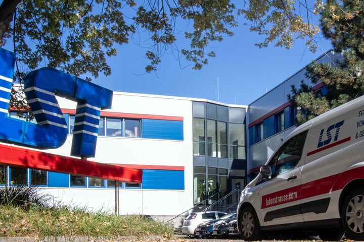 LST-Gebäude und Service-Fahrzeug