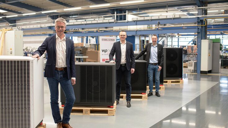 Dr. Kai Schiefelbein, Dr. Alexander Janzen, Lars Michel im Wärmepumpen-Werk Höxter von Stiebel Eltron