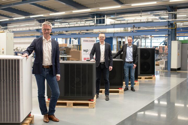Dr. Kai Schiefelbein, Dr. Alexander Janzen, Lars Michel im Wärmepumpen-Werk Höxter von Stiebel Eltron