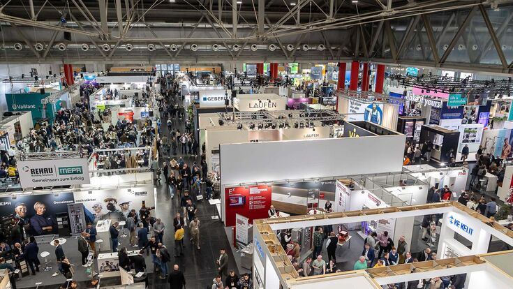 Blick auf einen Teil der Halle A mit Messeständen zur Frauenthal EXPO im Jänner 2026 in Wien