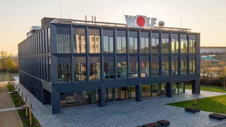 Außenansicht des neuen WOLF CAMPUS in Mainburg, Deutschland
