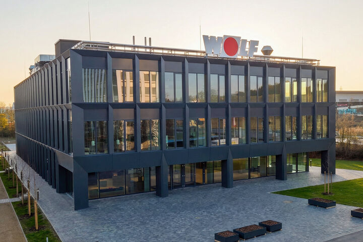 Außenansicht des neuen WOLF CAMPUS in Mainburg, Deutschland