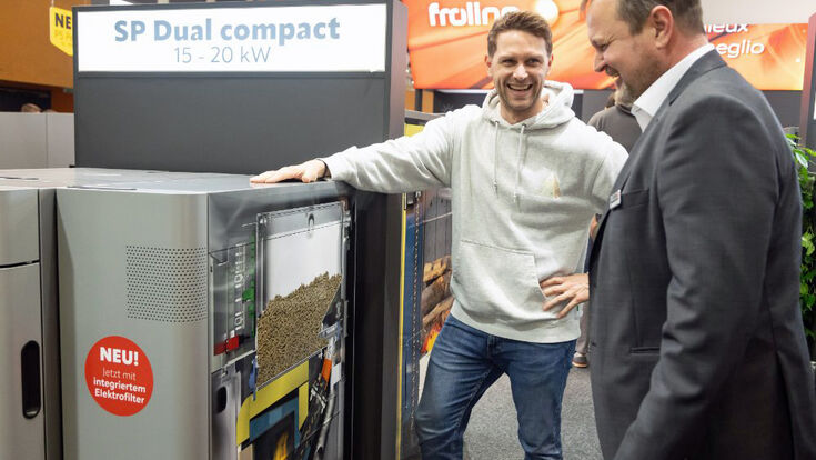 Zwei Profis im Gespräch bei einem Messestand auf der Energiesparmesse in Wels