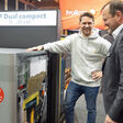 Zwei Profis im Gespräch bei einem Messestand auf der Energiesparmesse in Wels