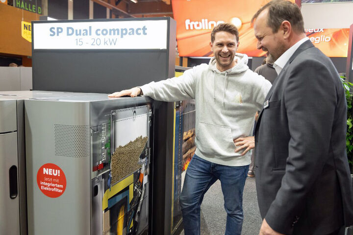 Zwei Profis im Gespräch bei einem Messestand auf der Energiesparmesse in Wels