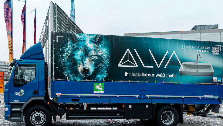 Seitenansicht eines LKWs mit Wolfsgesicht und Hinweis auf die Marke ALVA, die man beim Installateur erhält