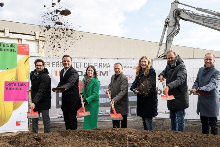Spatenstich ISODAEM in Wien Liesing mit Christoph Schuster, Ronald Zolly, Marie-Therese Zolly, Gerald Bischof , Barbara Novak, Markus Ornig, Dominic Weiss.
