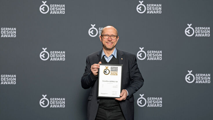 Jan Claussen, Regionalproduktleiter bei Grundfos, mit der Auszeichnung German Design Award 2026 für die Alpha GO